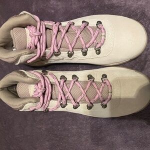 Columbia newton ridge size 9W hiking boot. New without box